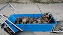 Um die 25 Meter lange Insel über Wasser zu halten, verwendet Sowa 150.000 Plastikflaschen, die mithilfe von alten Obstnetzen zusammengehalten werden.