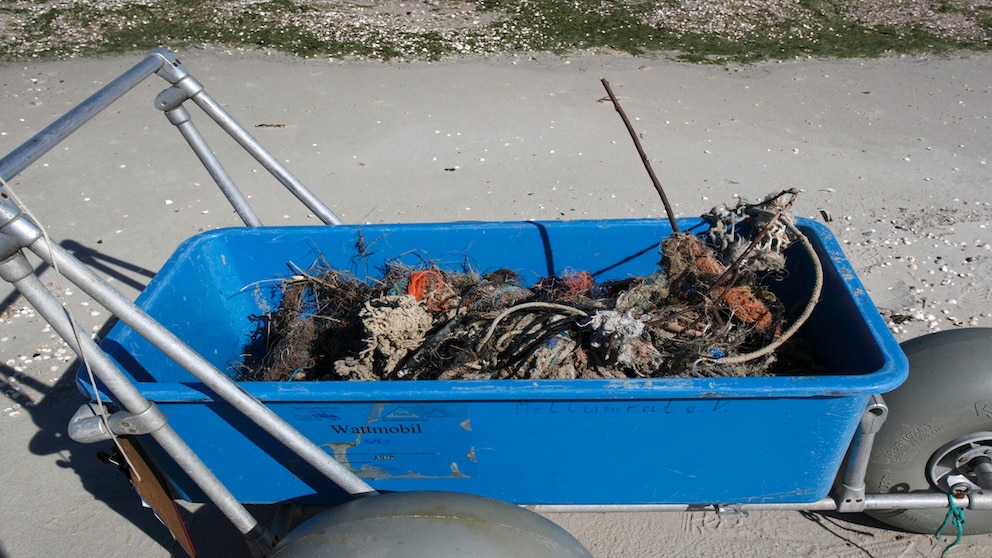 Um die 25 Meter lange Insel über Wasser zu halten, verwendet Sowa 150.000 Plastikflaschen, die mithilfe von alten Obstnetzen zusammengehalten werden.