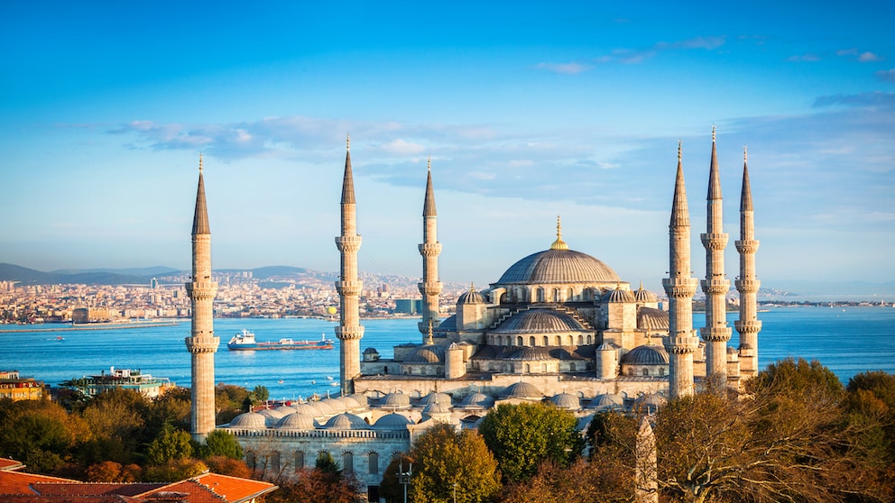 Die blaue Moschee gilt als das Wahrzeichen Istanbuls