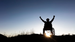 Es war ein besonderes Bild, das sich Wanderern im Juni auf dem Jakobsweg bot. Da saß eine Frau in einem rosafarbenen Rollstuhl, während ihre Freundin an dem daran befestigten Fahrrad beide vorwärts bewegte.