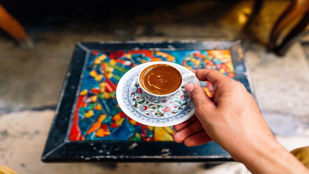 In mehreren Dutzend Ländern wird heute ein und dasselbe Produkt angebaut: Kaffee. Doch wird er rund um die Welt unterschiedlich genossen und zelebriert