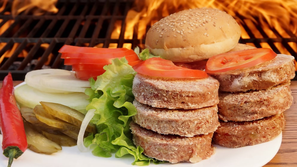 Bevor die Fleischscheibe auf den Grill kommt, wird sie noch mal ordentlich in Butter getränkt.