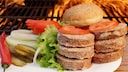 Bevor die Fleischscheibe auf den Grill kommt, wird sie noch mal ordentlich in Butter getränkt.