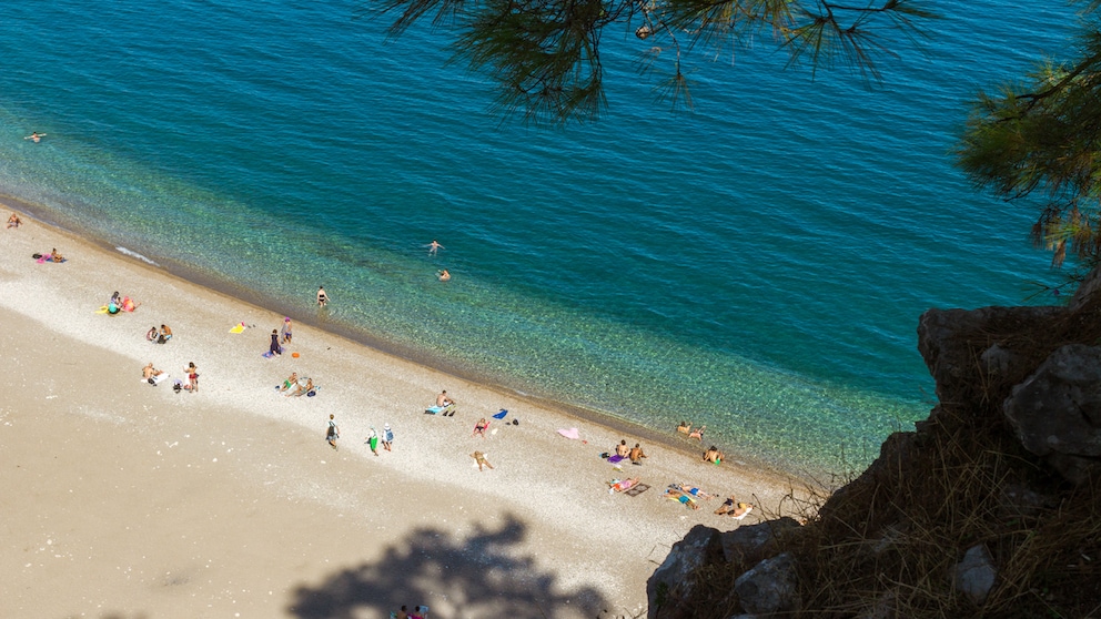 Rund um Kemer locken malerische Strände – wie hier der Cirali Beach