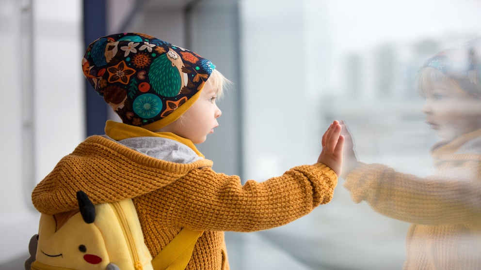 Muss ein Kind alleine einen Flug antreten, bieten viele Airlines einen Begleitservice