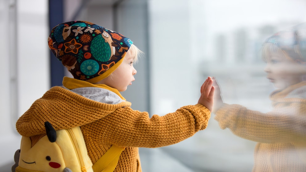 Muss ein Kind alleine einen Flug antreten, bieten viele Airlines einen Begleitservice