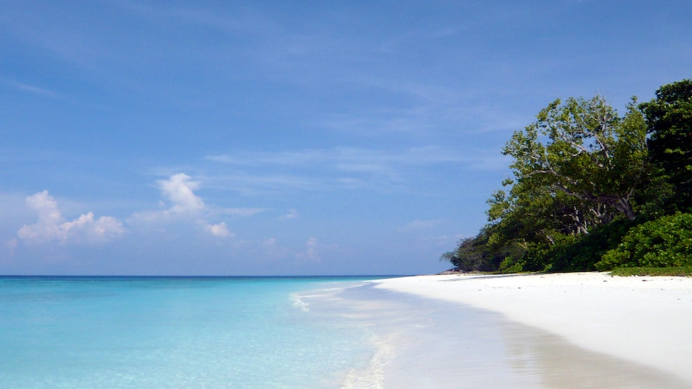 Kristallblaues Wasser, Puderzucker-Traumstrände, Palmen und tropische Temperaturen – das thailändische Koh Tachai in der Andamanen-See ist der Inseltraum vieler