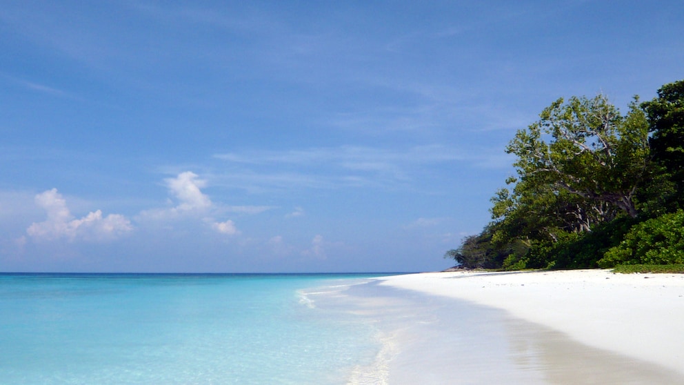 Kristallblaues Wasser, Puderzucker-Traumstrände, Palmen und tropische Temperaturen – das thailändische Koh Tachai in der Andamanen-See ist der Inseltraum vieler