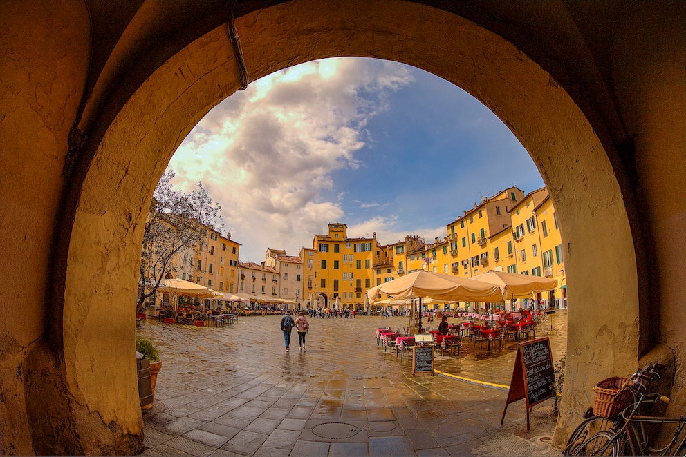 Piazza dell’Anfiteatro in Lucca