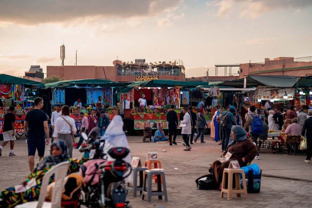 Am Abend verwandelt sich der Djemaa el Fna in ein buntes Spektakel und zieht Einheimische und Touristen gleichermaßen an