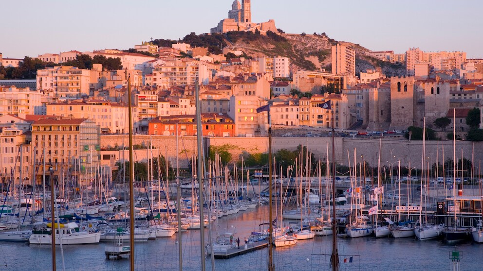 Der Alte Hafen ist das Zentrum und eine der schönsten Sehenswürdigkeiten von Marseille