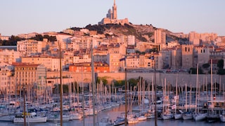 Der Alte Hafen ist das Zentrum und eine der schönsten Sehenswürdigkeiten von Marseille