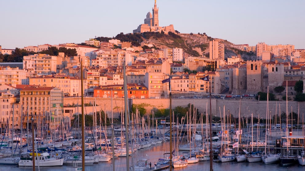 Der Alte Hafen ist das Zentrum und eine der schönsten Sehenswürdigkeiten von Marseille