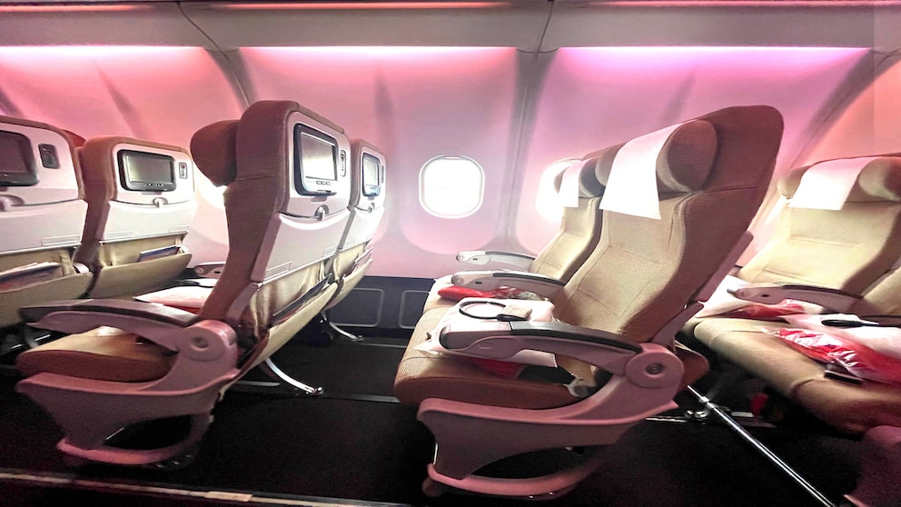 In der Premium Economy Class gibt's mehr Service und mehr Platz