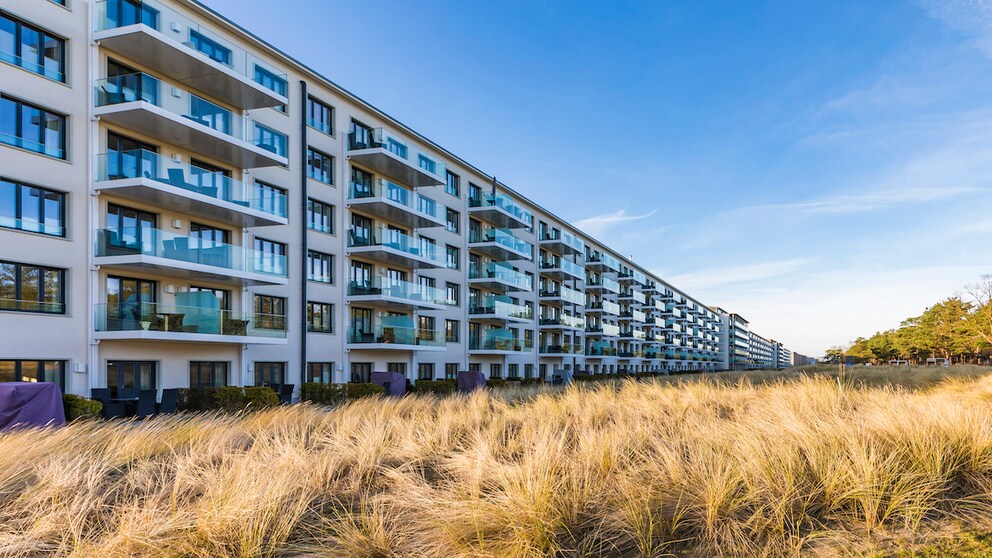 Der „Koloss von Prora“ auf der Ostseeinsel Rügen gehört ohne Zweifel zu den bizarrsten Baustellen der Welt.