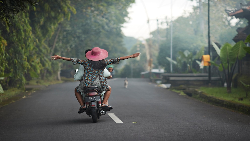 as fühlt sich nach Freiheit an! Doch der Verkehr in Thailand oder Indonesien ist meist chaotisch – ein Unfall kann ernste Folgen haben.