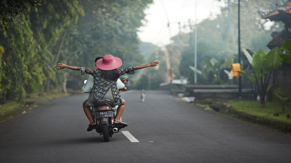 as fühlt sich nach Freiheit an! Doch der Verkehr in Thailand oder Indonesien ist meist chaotisch – ein Unfall kann ernste Folgen haben.