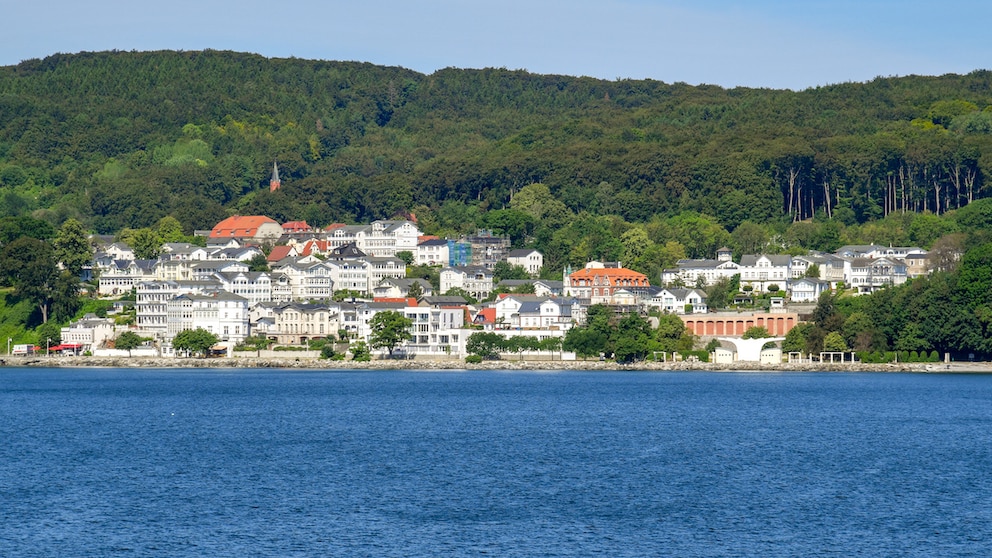 Blick von der Ostsee aus auf den Erholungsort Sassnitz auf der Ostseeinsel Rügen