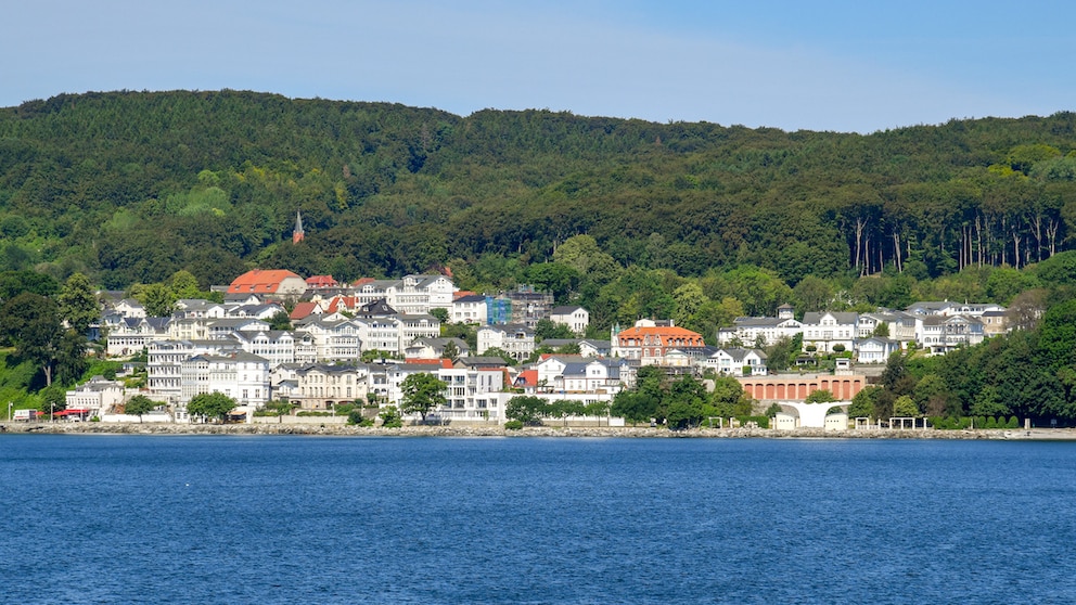 Blick von der Ostsee aus auf den Erholungsort Sassnitz auf der Ostseeinsel Rügen