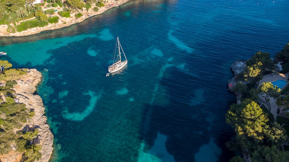 Die meisten sauberen Strände, die mit einer „Blauen Flagge“ ausgezeichnet wurden, liegen in Spanien. Einer davon ist die Cala Ferrera.