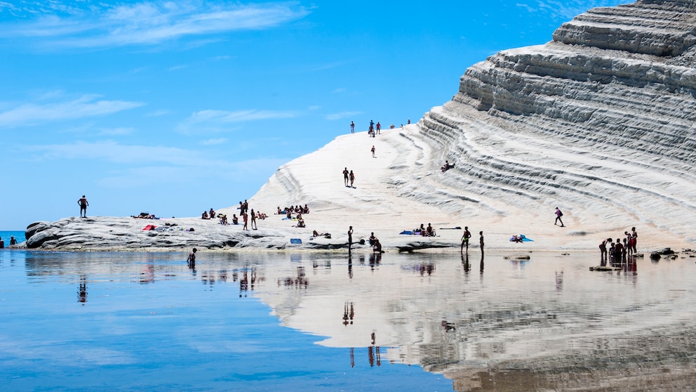 Die Scala dei Turchi, eine felsige Klippe an der Küste von Realmonte im Süden Siziliens