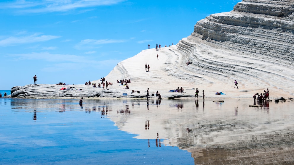 Die Scala dei Turchi, eine felsige Klippe an der Küste von Realmonte im Süden Siziliens