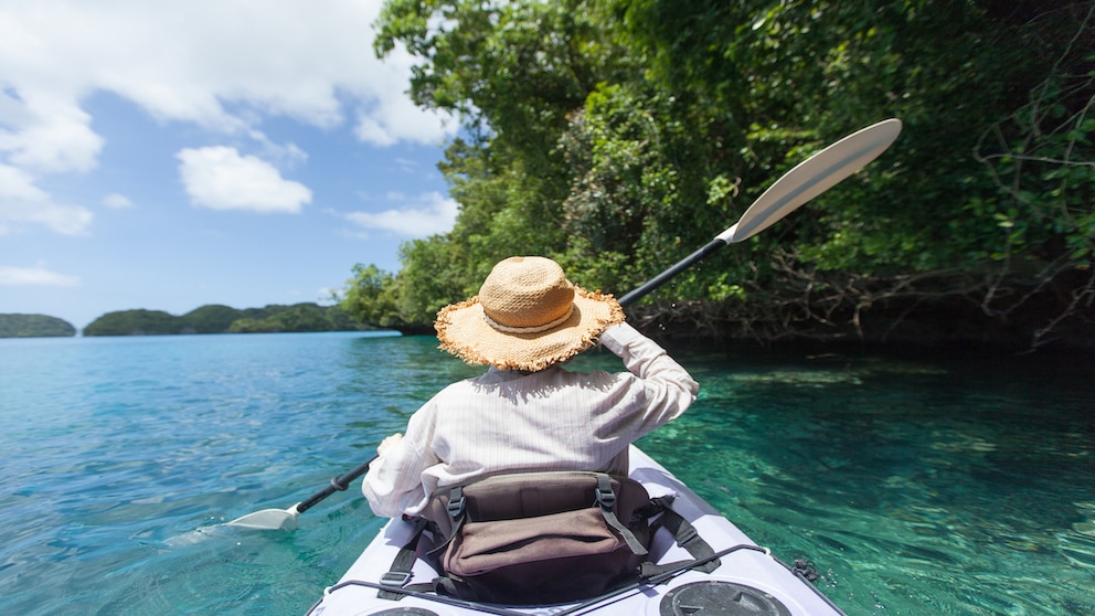 Mit einem Longtailboot wird man auf die unbewohnte Bamboo Island in Thailand gebracht