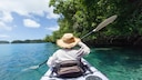 Mit einem Longtailboot wird man auf die unbewohnte Bamboo Island in Thailand gebracht