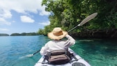 Mit einem Longtailboot wird man auf die unbewohnte Bamboo Island in Thailand gebracht