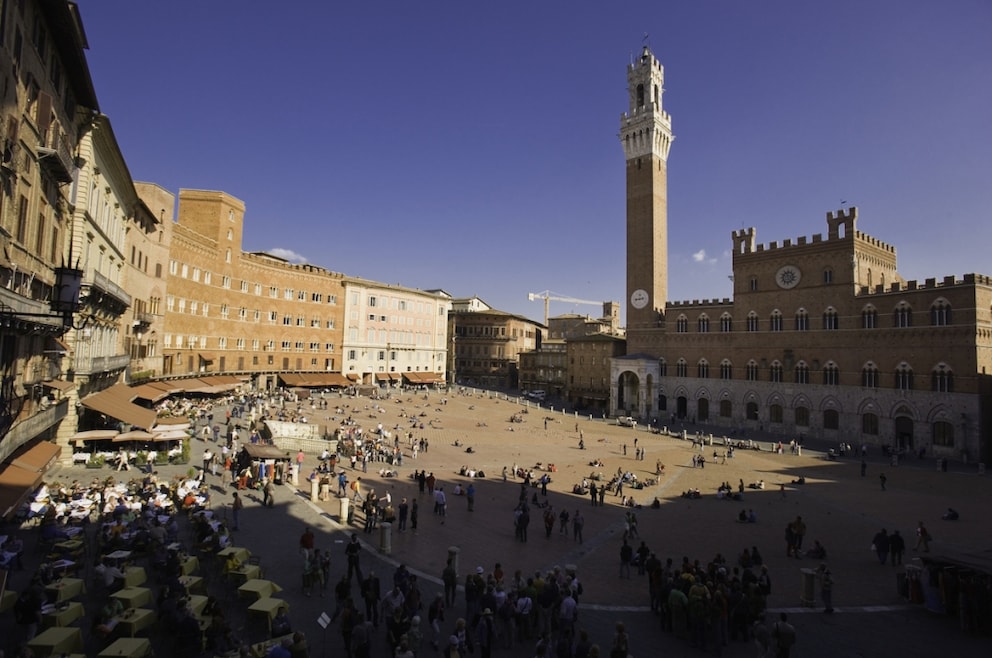 Piazza del Campo mit dem Palazzo Comunale und seinem markanten 102 Meter hohen Turm