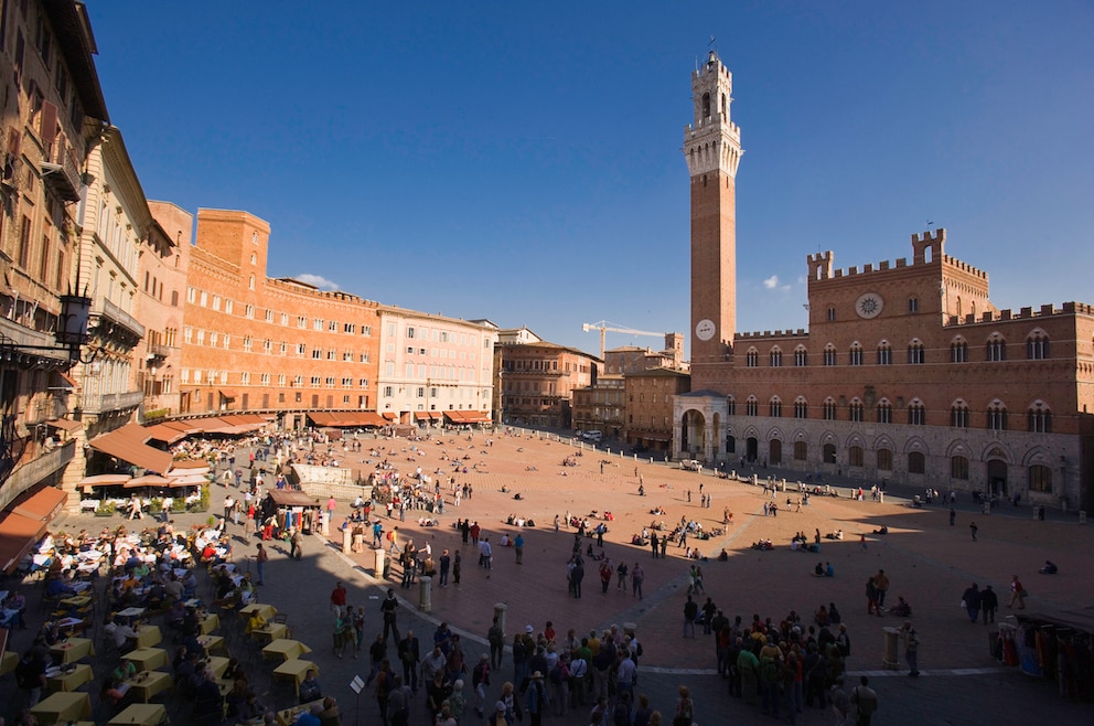 Piazza del Campo mit dem Palazzo Comunale und seinem markanten 102 Meter hohen Turm