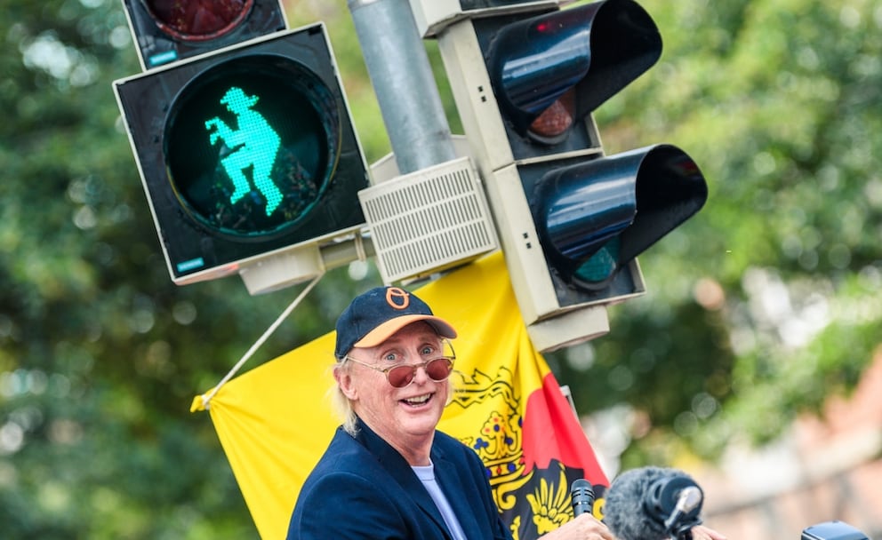 Otto's hometown Emden honored the comedian with his own traffic light