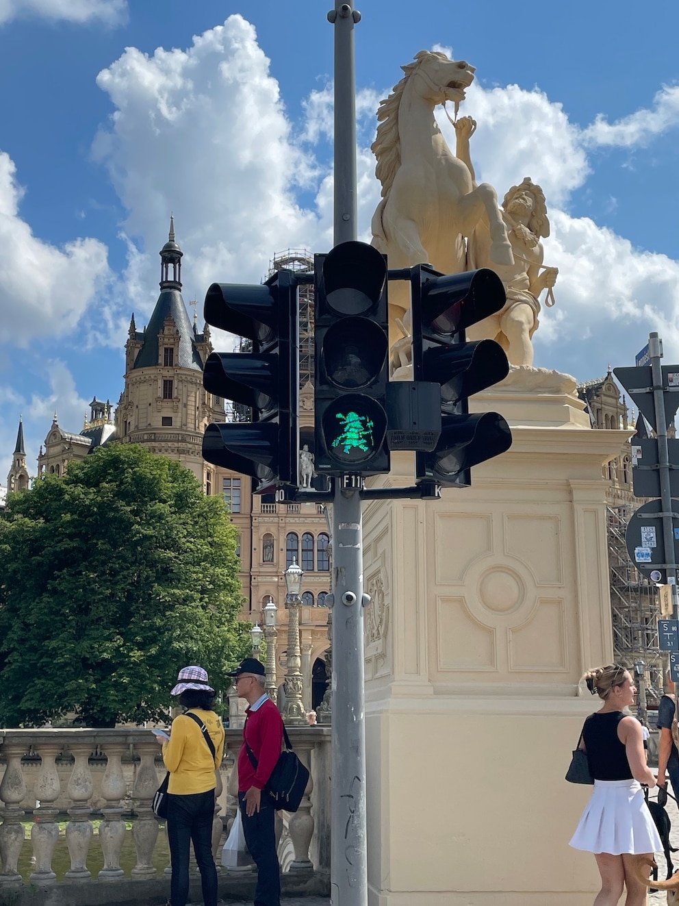 Am Schweriner Schloss leuchtet das Petermännchen