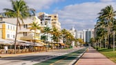 Unter anderem türkisfarbenes Meer, feiner Sand, Palmen, eine Promenade zum Schlendern und ein Park zum Skaten und Joggen finden Urlauber in South Beach