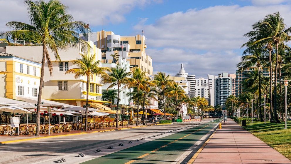 Unter anderem türkisfarbenes Meer, feiner Sand, Palmen, eine Promenade zum Schlendern und ein Park zum Skaten und Joggen finden Urlauber in South Beach