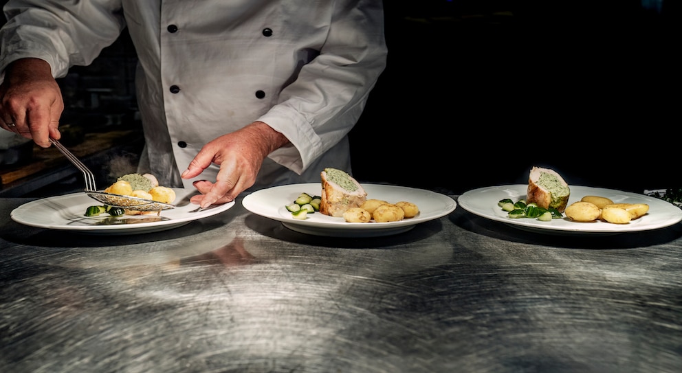 Wer schon ins Schwitzen gerät, wenn das Abendessen für zwei mehr als 100 Euro kostet, der wird allein beim Gedanken an ein Dinner im Sublimotion von Existenzängsten geplagt werden.