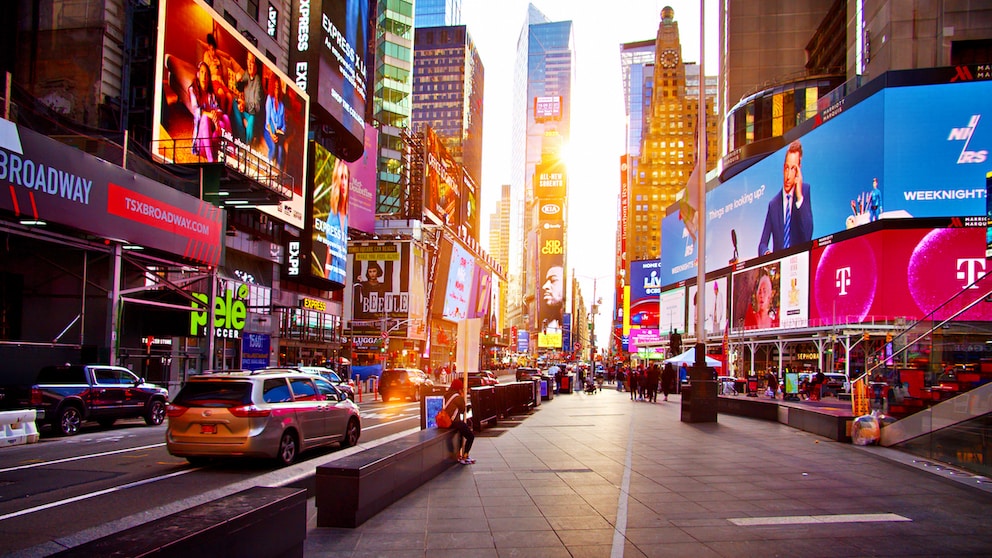 Bunt, grell, schnell – der New Yorker Times Square ist ein Platz, der scheinbar nie zur Ruhe kommt.
