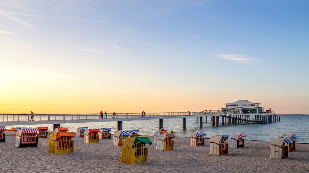 Die Flagge, die seit einigen Wochen in Timmendorfer Strand an der Seebrücke Niendorf so manchem Urlauber Rätsel aufgibt, zeigt einen Sonnenkranz auf schwarzem Grund.