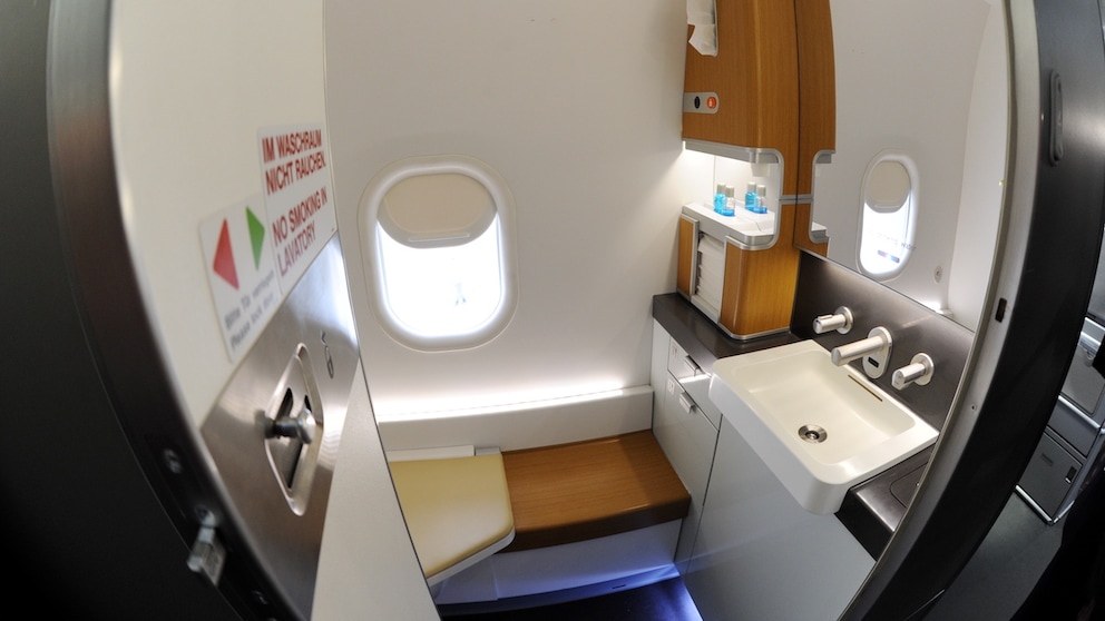 Nach dem Boarding gibt es kein Zurück mehr ins Flughafen-Terminal, d. h., wer denn mal muss, dem bleibt nur die Bordtoilette. Aber darf man diese vor dem Abflug aufsuchen?