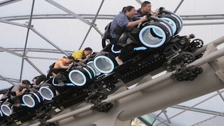 Inspiriert wurde die Achterbahn vom den 80er-Jahre Disney-Kultfilm „TRON“
