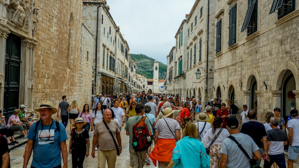 Dubrovnik: Im Mai 2024 sind bereits große Mengen an Touristen in der Altstadt unterwegs, trotz Nebensaison – die Stadt ist der überfüllteste Urlaubsort Europas