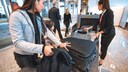 Frau muss mit Kind beim Umsteigen noch mal durch die Sicherheitskontrolle