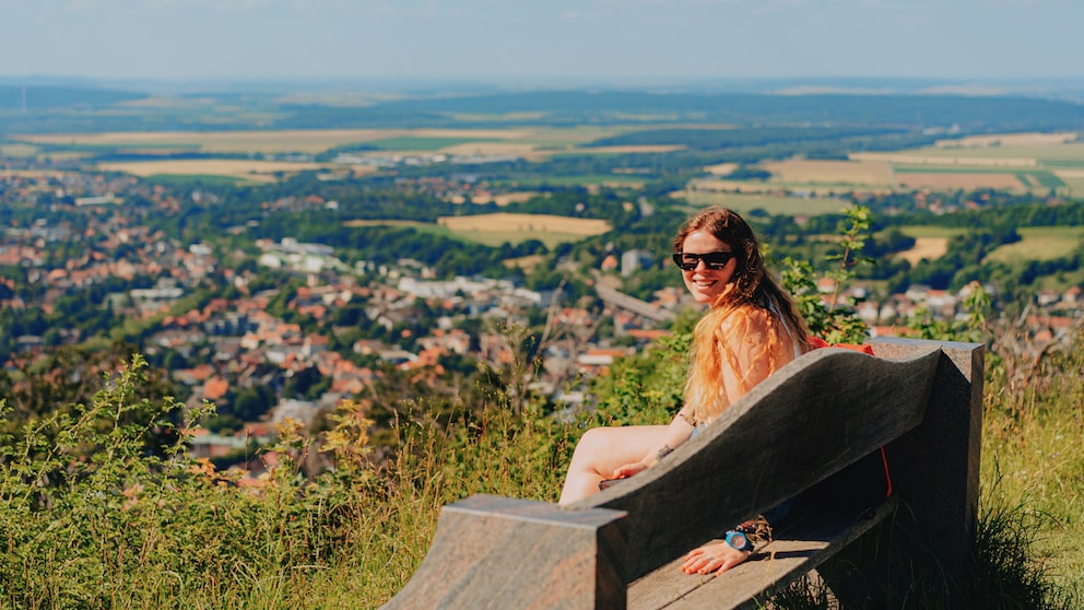 Für verliebte Wanderinnen: Der Liebesbankweg im Oberharz ist sieben Kilometer lang. Er führt rund um den 726 Meter hohen Bocksberg