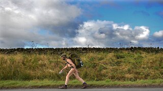 Nackt, retro und irgendwie auch ein bisschen extrem: Dieser Wanderer vereint gleich mehrere Typen in einer Person