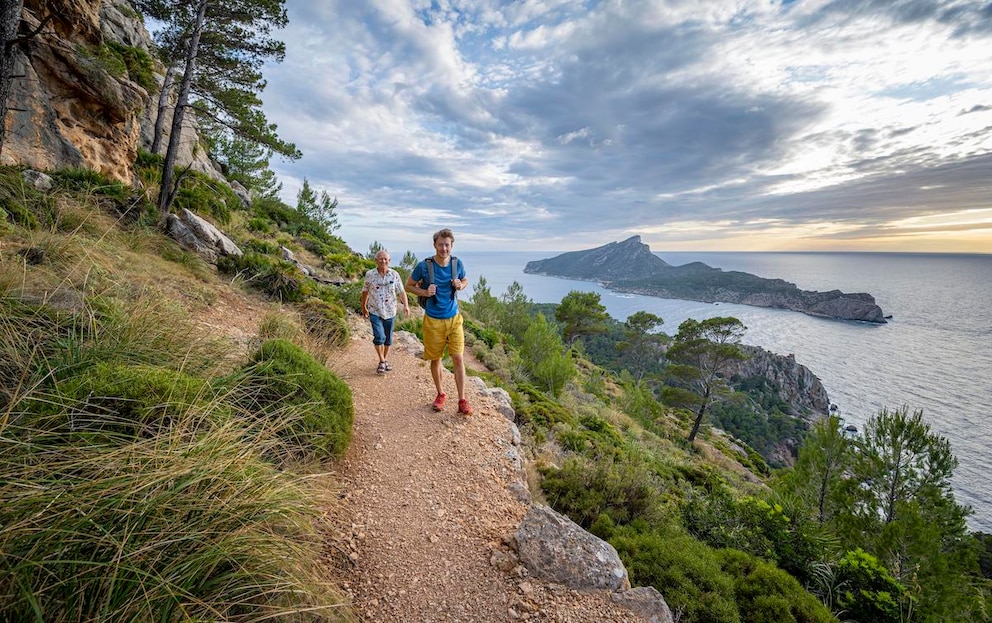 Wanderer auf dem GR 221 – im Hintergrund die Insel Sa' Dragonera