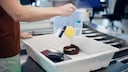„Airport Tray Aesthetic“ nennt sich ein neuer Social-Media-Trend. Die Handgepäckstücke werden dabei stilvoll in der Sicherheitswanne drapiert – was für Stillstand und Unmut an der Sicherheitskontrolle sorgt.