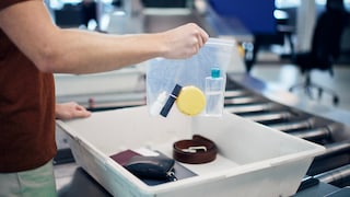 „Airport Tray Aesthetic“ nennt sich ein neuer Social-Media-Trend. Die Handgepäckstücke werden dabei stilvoll in der Sicherheitswanne drapiert – was für Stillstand und Unmut an der Sicherheitskontrolle sorgt.