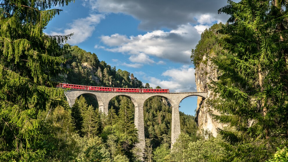„Die Pünktlichkeit der aus Deutschland von Norden her über Basel in die Schweiz fahrenden internationalen Züge hat in den letzten Monaten abgenommen“, sagte eine SBB-Sprecherin der dpa.
