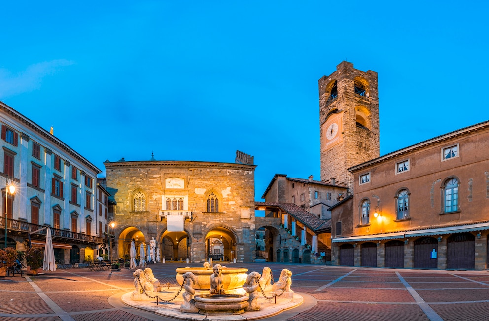 Bergamo, Piazza Vecchia mit dem Turm Torre del Gombito