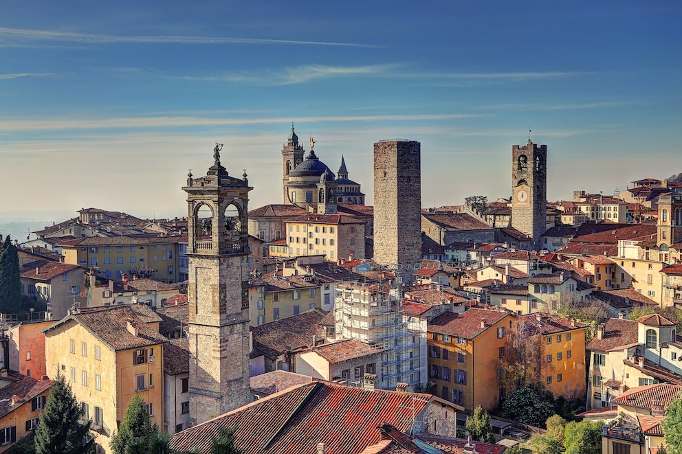 Blick über die Türme und Dächer von Bergamo von La Rocca aus